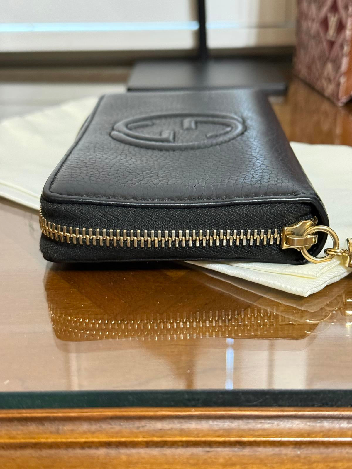 Gucci Soho zip-around long wallet in black pebbled leather with a tassel accent