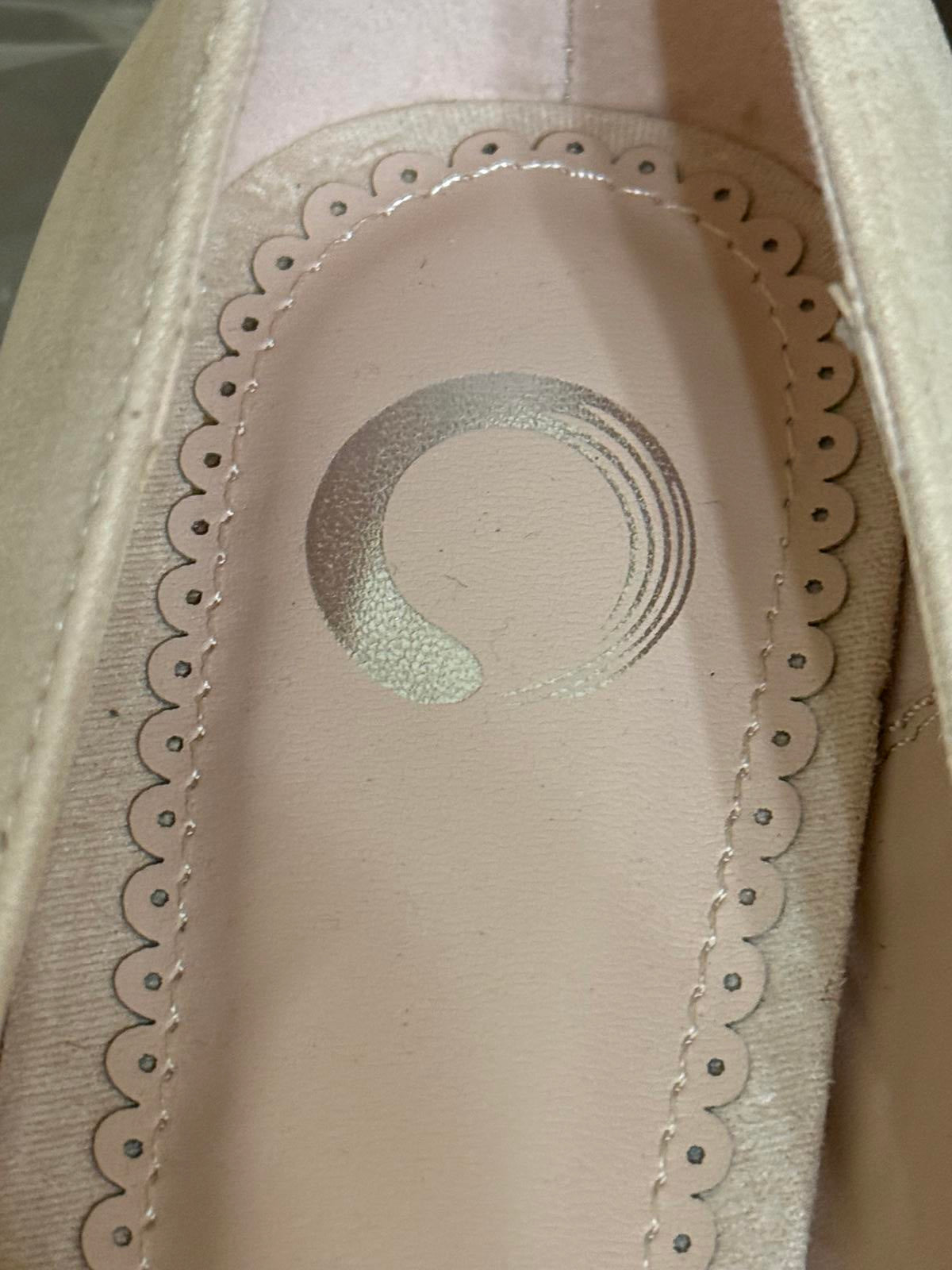 New Journee Bow Kitten Heel Suede Like Shoes