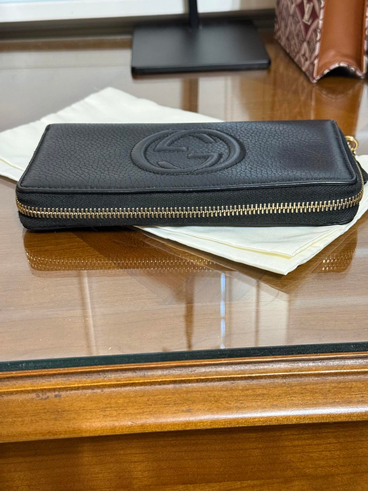 Gucci Soho zip-around long wallet in black pebbled leather with a tassel accent