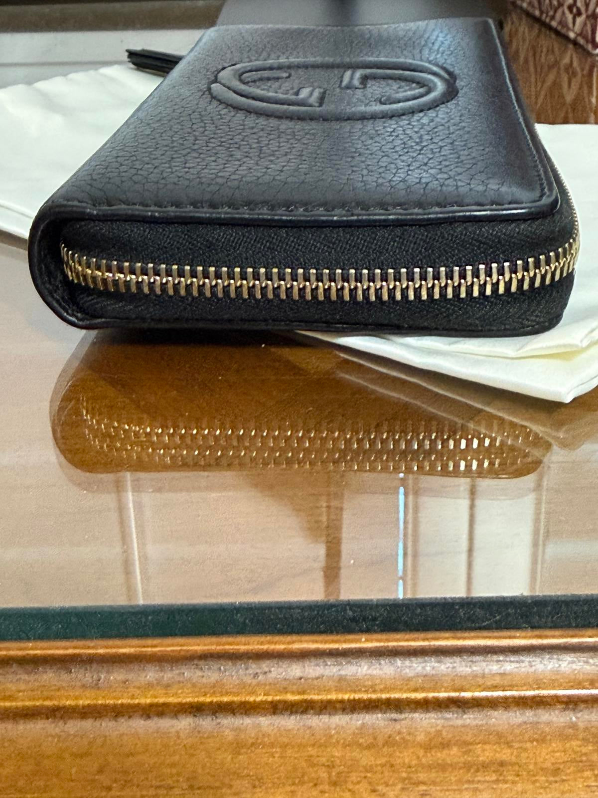 Gucci Soho zip-around long wallet in black pebbled leather with a tassel accent