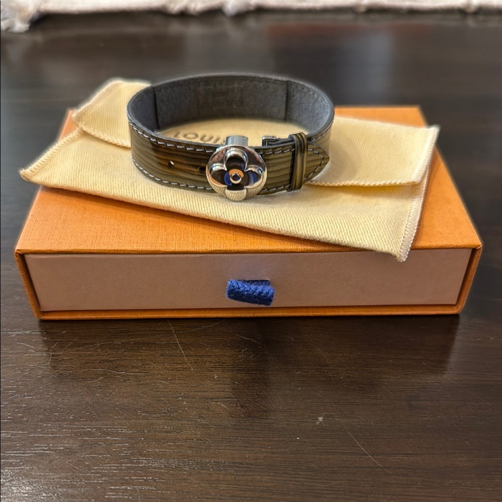 LOUIS VUITTON EPI VERNIS OLIVE GREEN WISH BRACELET