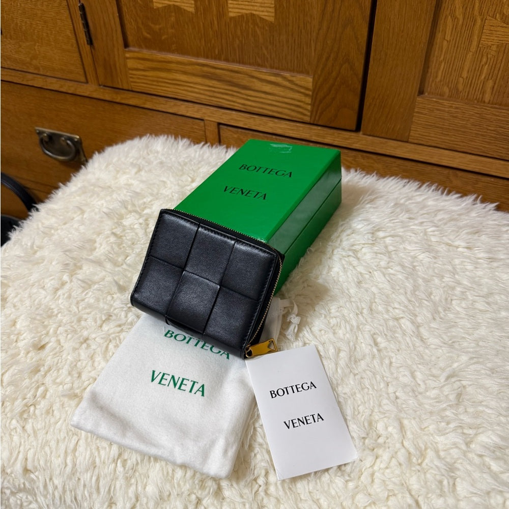 Bottega Veneta Lambskin Maxi Intrecciato Cassette Wallet