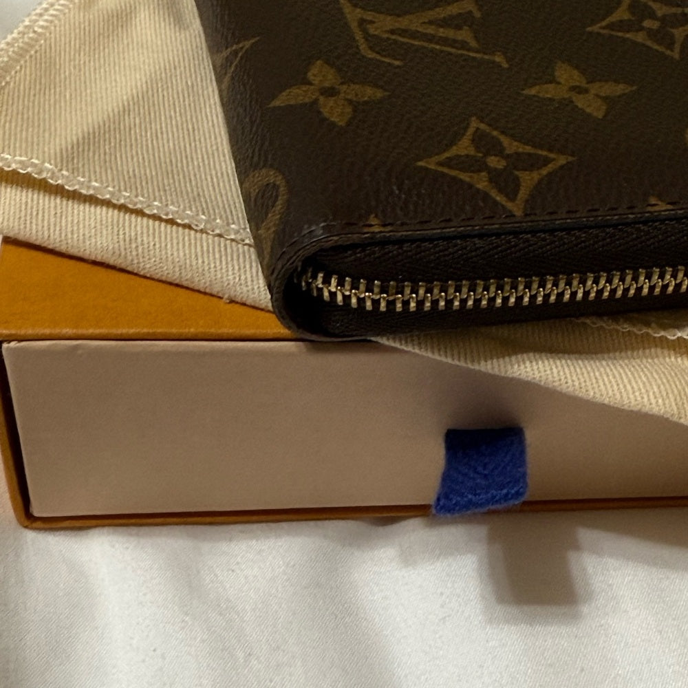Louis Vuitton Monogram Zippy Card Wallet