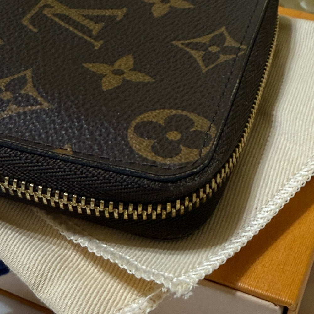 Louis Vuitton Monogram Zippy Card Wallet