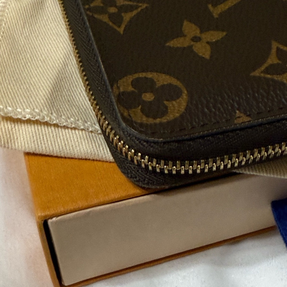 Louis Vuitton Monogram Zippy Card Wallet
