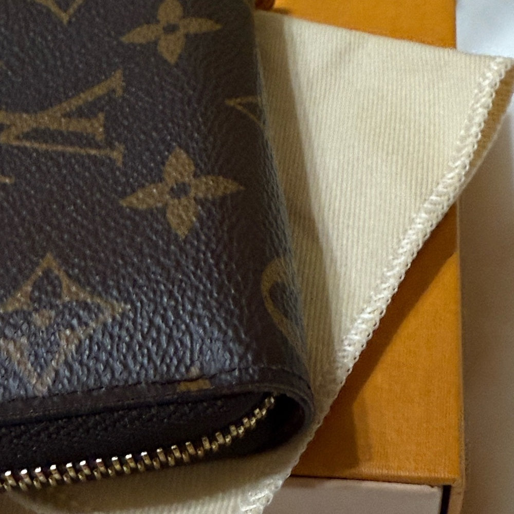 Louis Vuitton Monogram Zippy Card Wallet