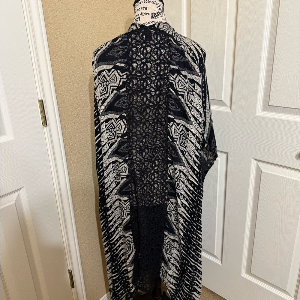 Atmosphere Black and Cream Lace Kimono