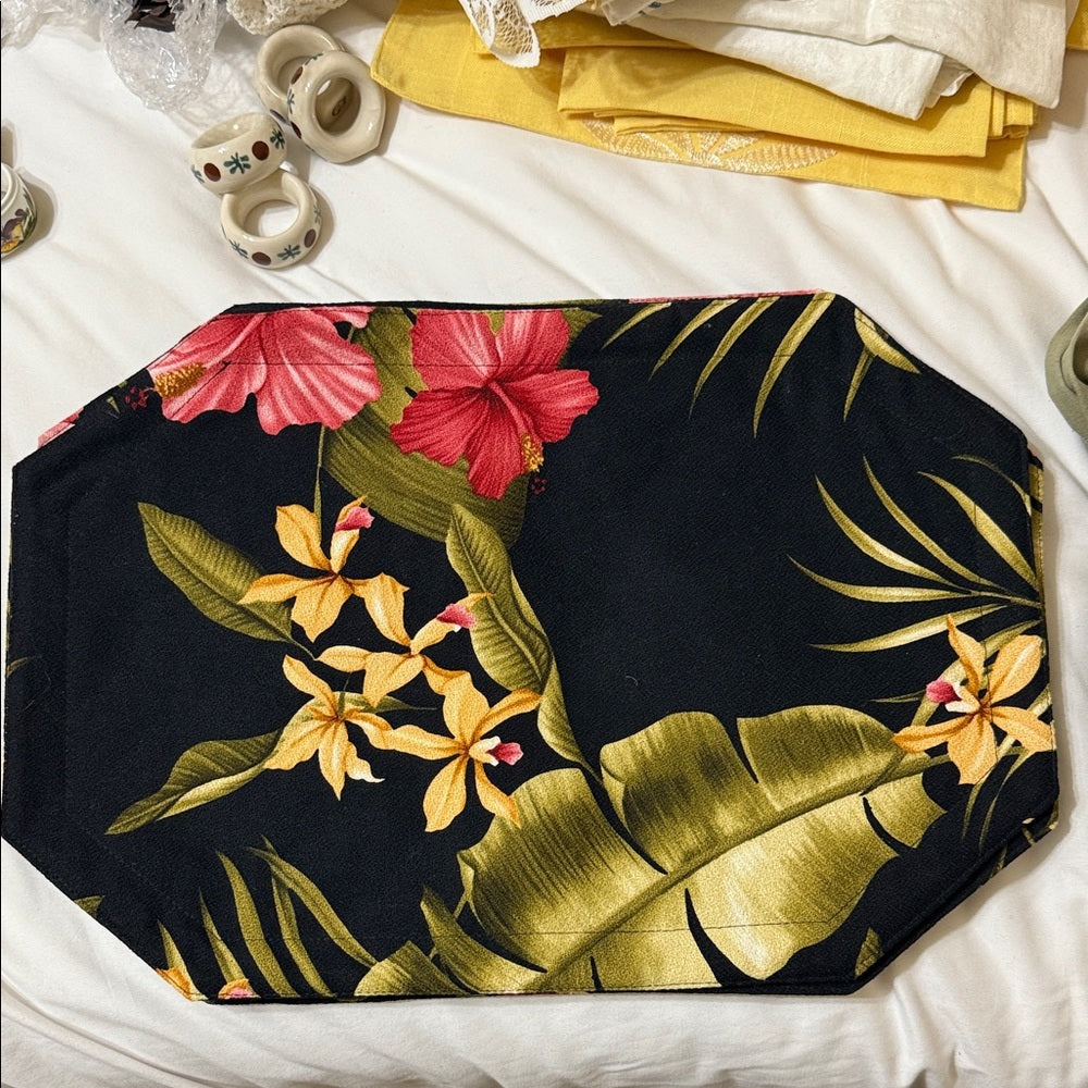 Set of 4 Tropical Placemats & Olive Green Napkins with Black Napkin Rings