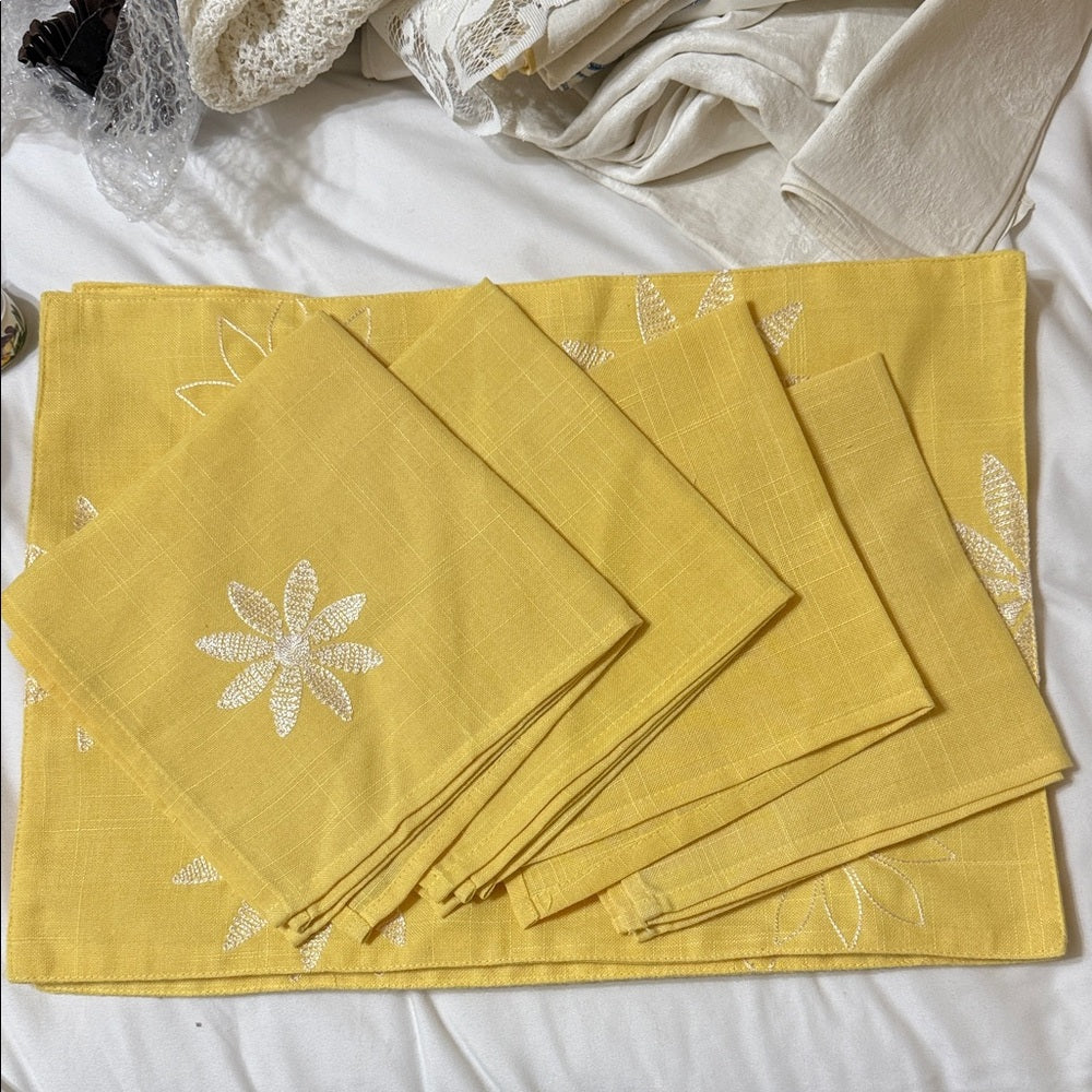 Set of 4 Yellow Floral Table Linens Set