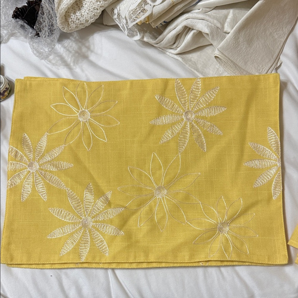Set of 4 Yellow Floral Table Linens Set