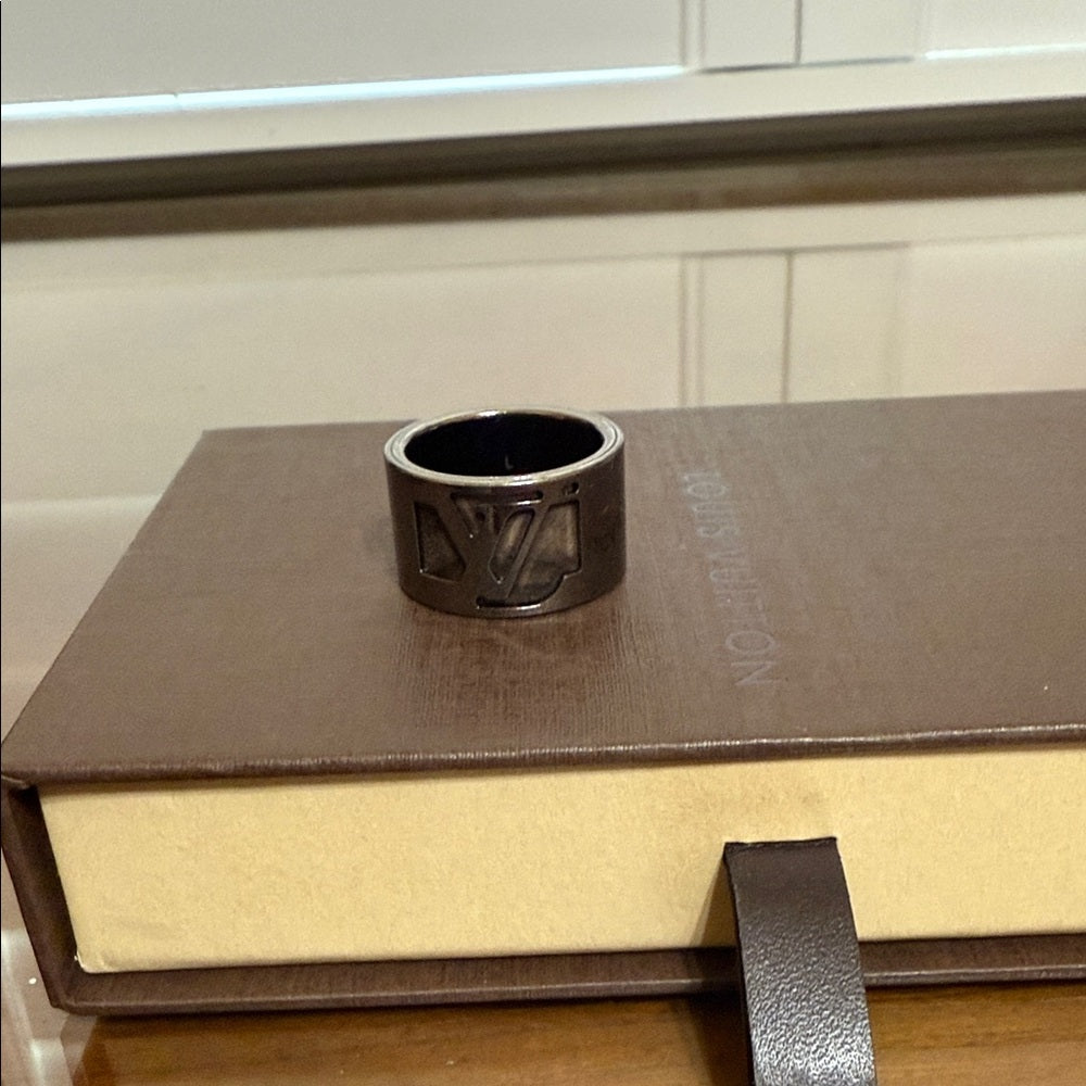 Louis Vuitton Berg Capetown Wood Gunmetal Ring Large