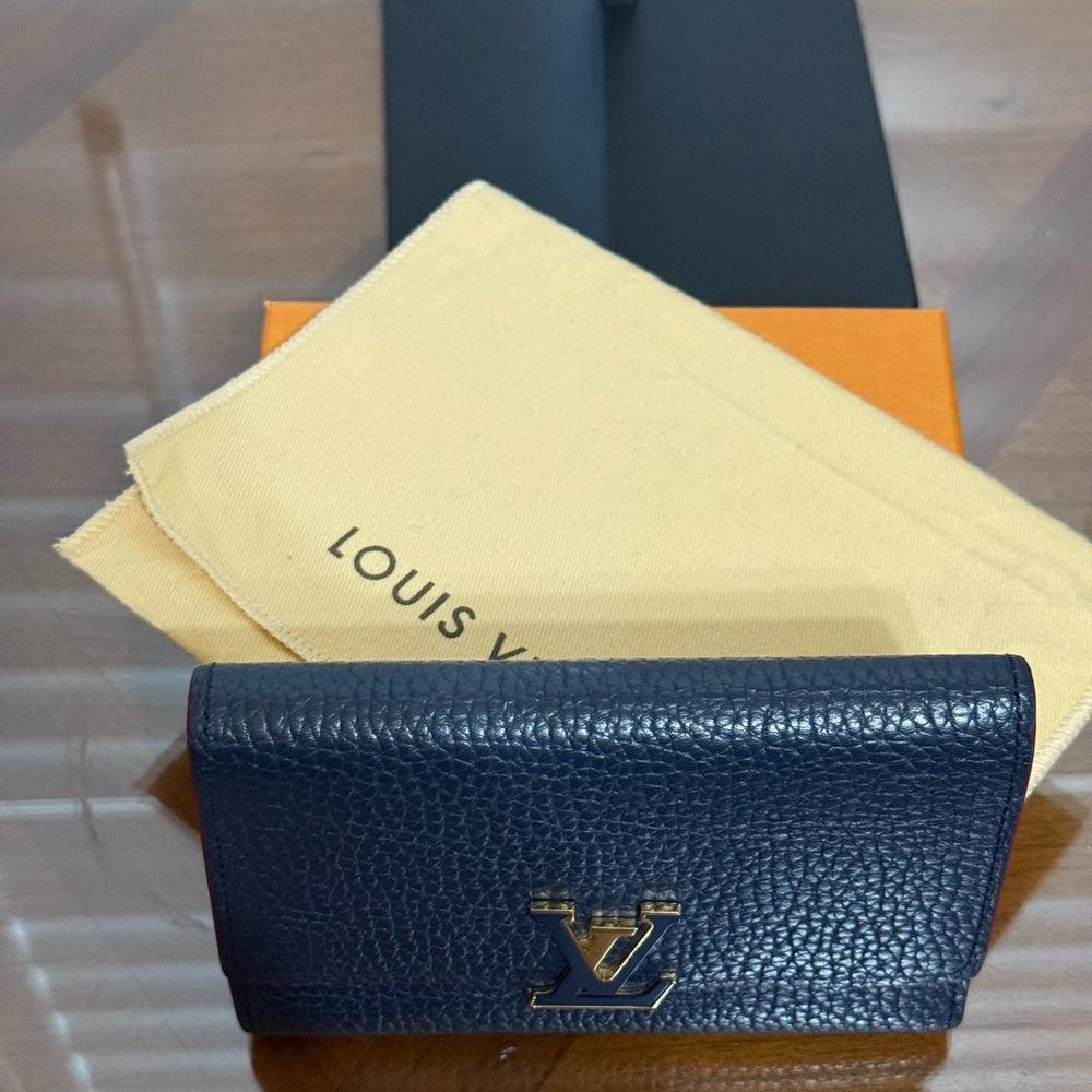 Louis Vuitton Portefeuille Capucines Marine Rouge Wallet