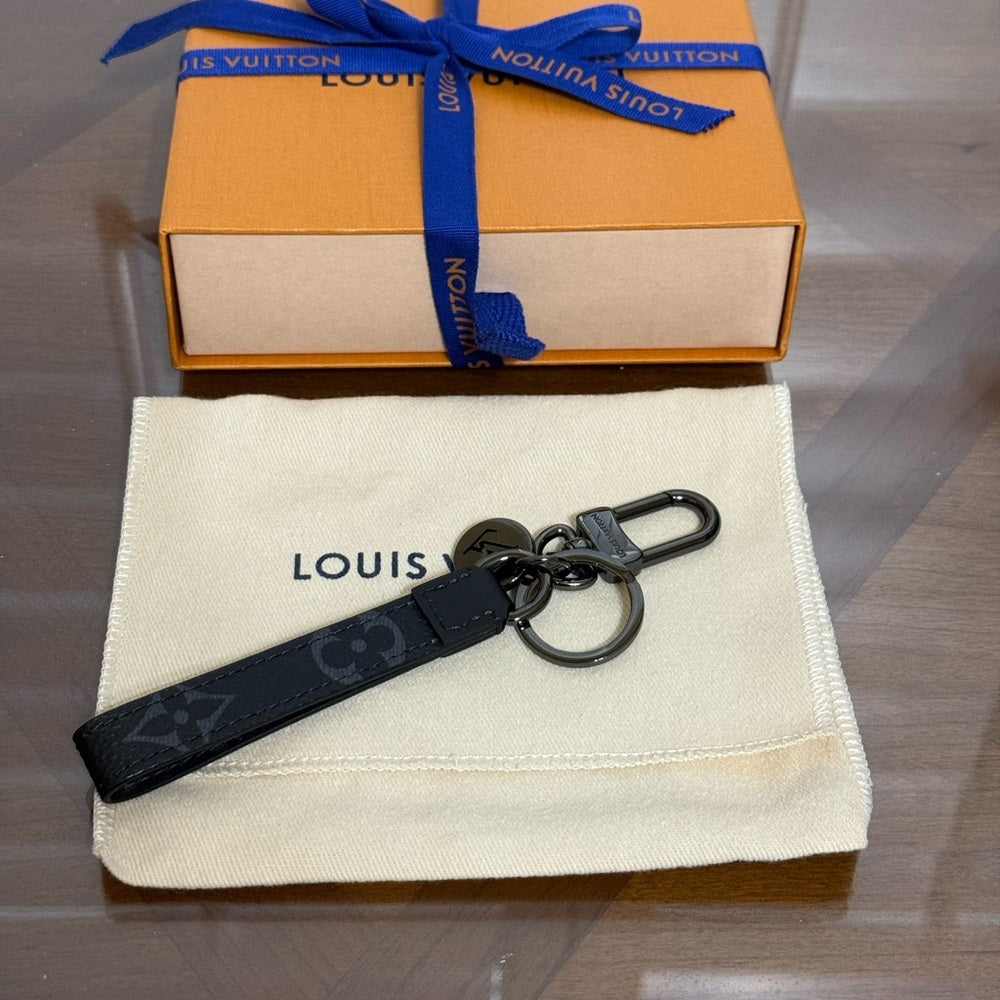 New Louis Vuitton Graphite Monogram Key Holder